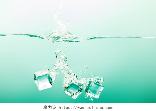 透明纯净水并伴随着蓝色背景上飞溅的结冰透明纯净水，绿色背景上有飞溅、冰块和气泡